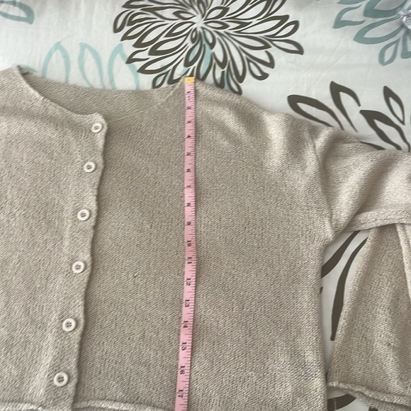 Dazy Button up sweater
Gently used. Excellent Conditions 
Size XL 
#182A - Picture 9 of 9